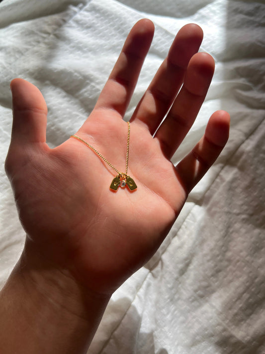 Collar de iniciales + piedra de aniversario