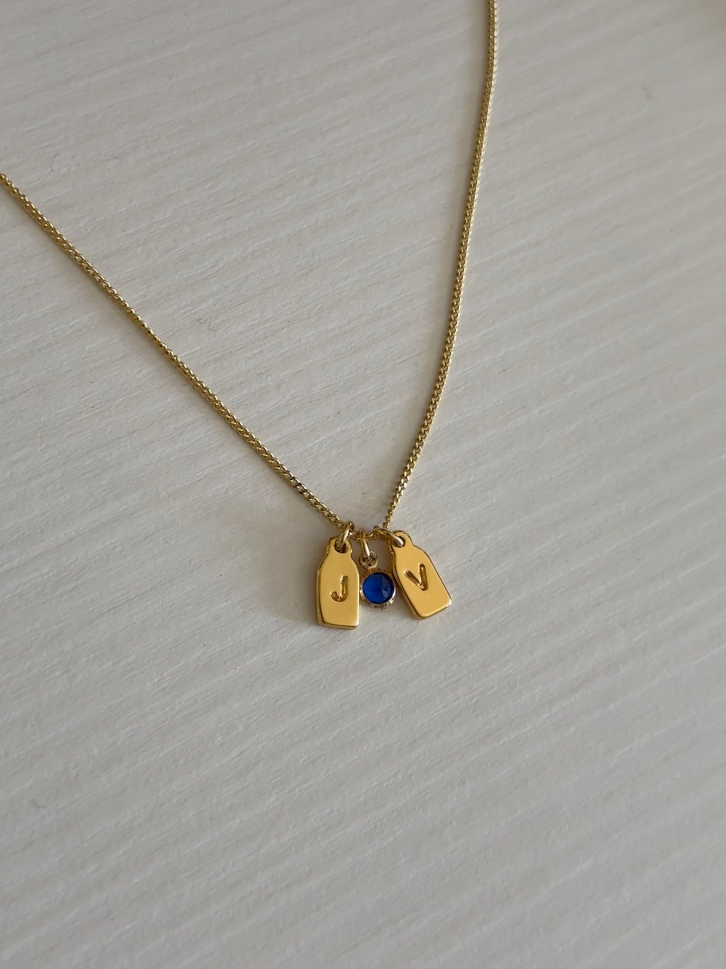 Collar de iniciales + piedra de aniversario